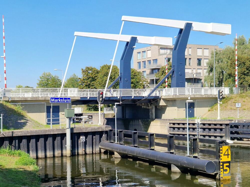 De blauwe ophaalbrug bij de Marksluis in Oosterhout