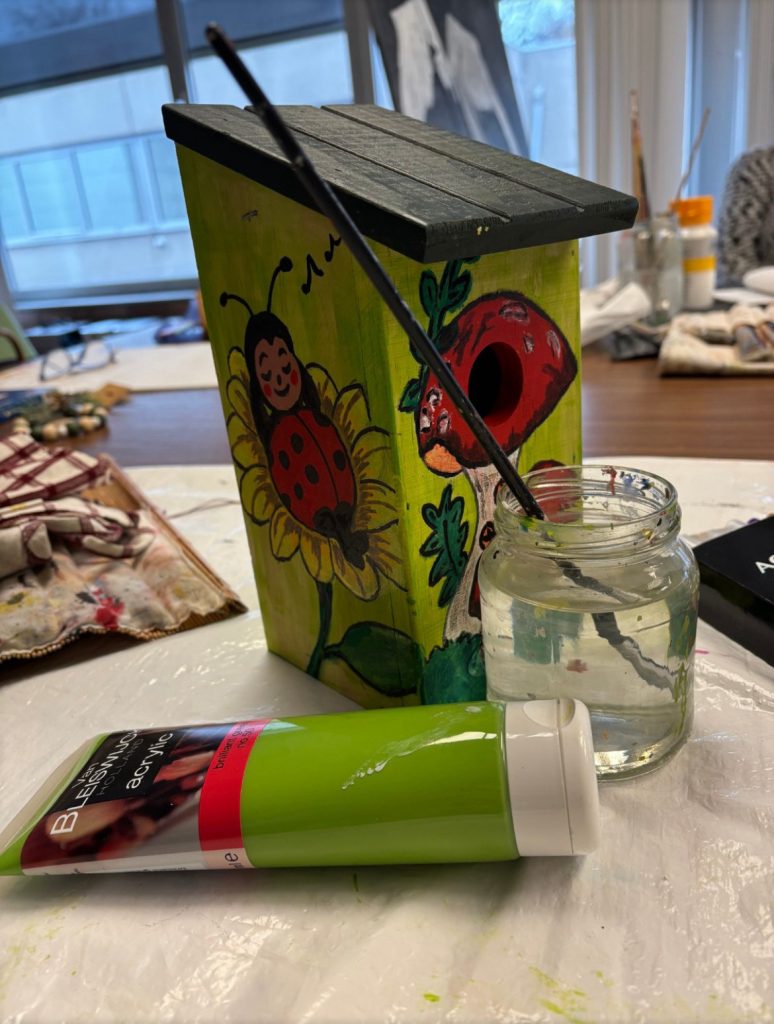 Iedere woensdagochtend verandert de Bunthoef in een gezellig atelier waar beginners en gevorderden samen schilderen in Oosterhout